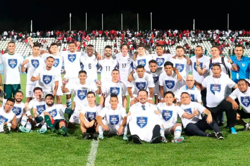 Futbolistas de Nicaragua posan en el círculo central tras obtener su clasificación la Copa de Oro.