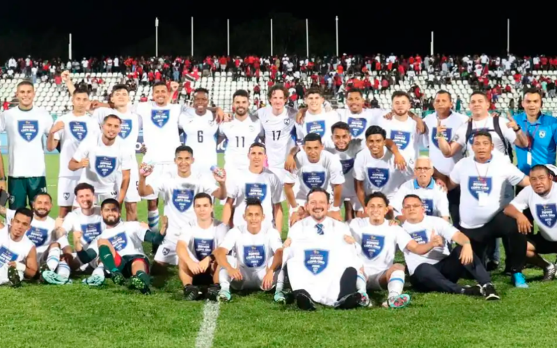Futbolistas de Nicaragua posan en el círculo central tras obtener su clasificación la Copa de Oro.
