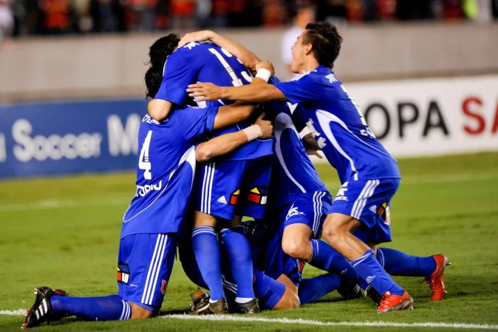 Futbolistas de Universidad de Chile se abrazan en plena celebración de un gol durante la temporada 2010.