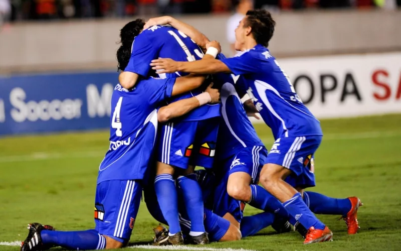 Futbolistas de Universidad de Chile se abrazan en plena celebración de un gol durante la temporada 2010.