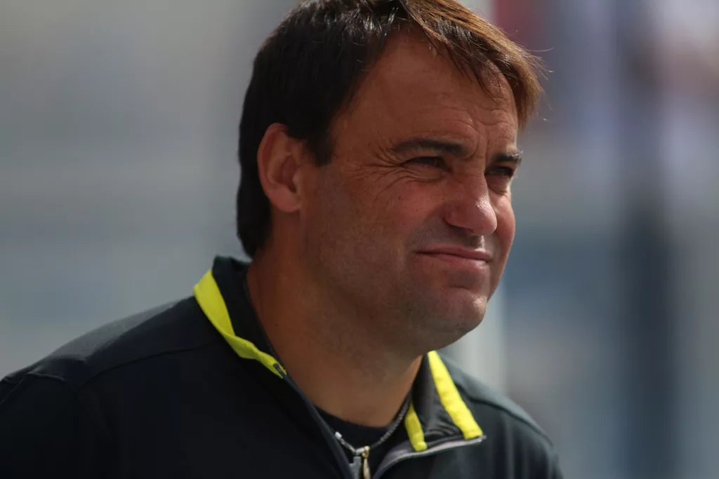 José Luis Sierra con la mirada cabizbaja mientras dirigía a Colo-Colo.