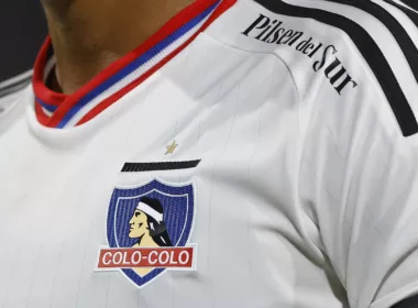 Primer plano a la camiseta de Colo-Colo durante la temporada 2023.