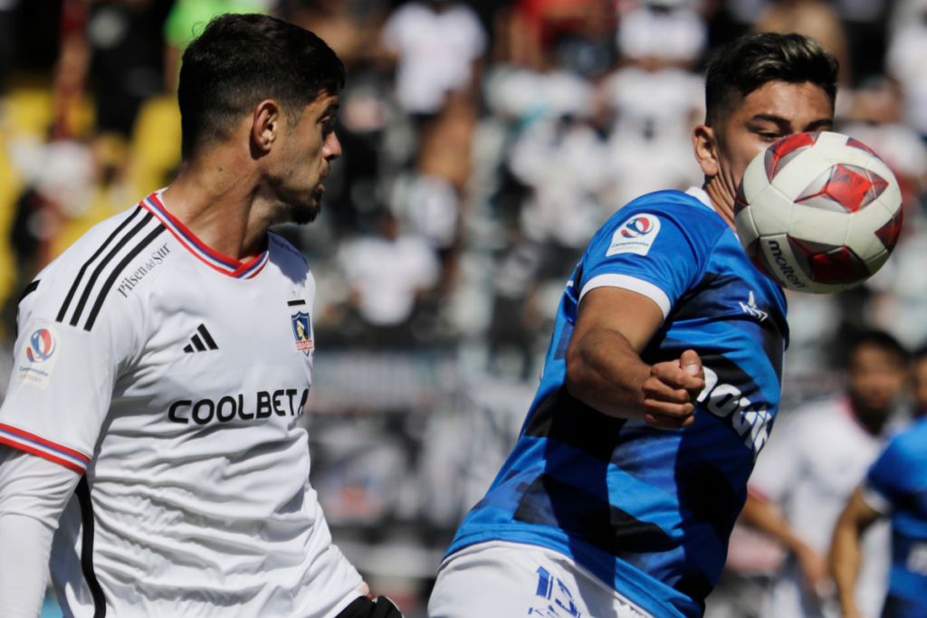 Matías de los Santos disputando un balón con un jugador de Huachipato durante la temporada 2023.