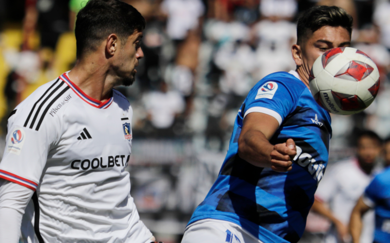 Matías de los Santos disputando un balón con un jugador de Huachipato durante la temporada 2023.