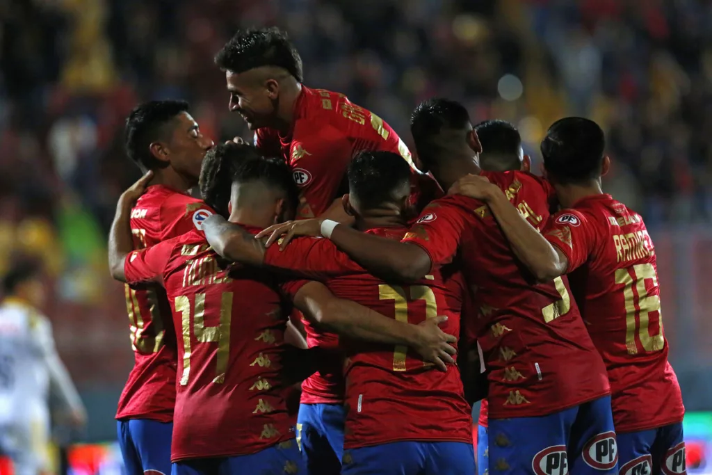 Futbolistas de Unión Española celebran un gol durante la temporada 2023.