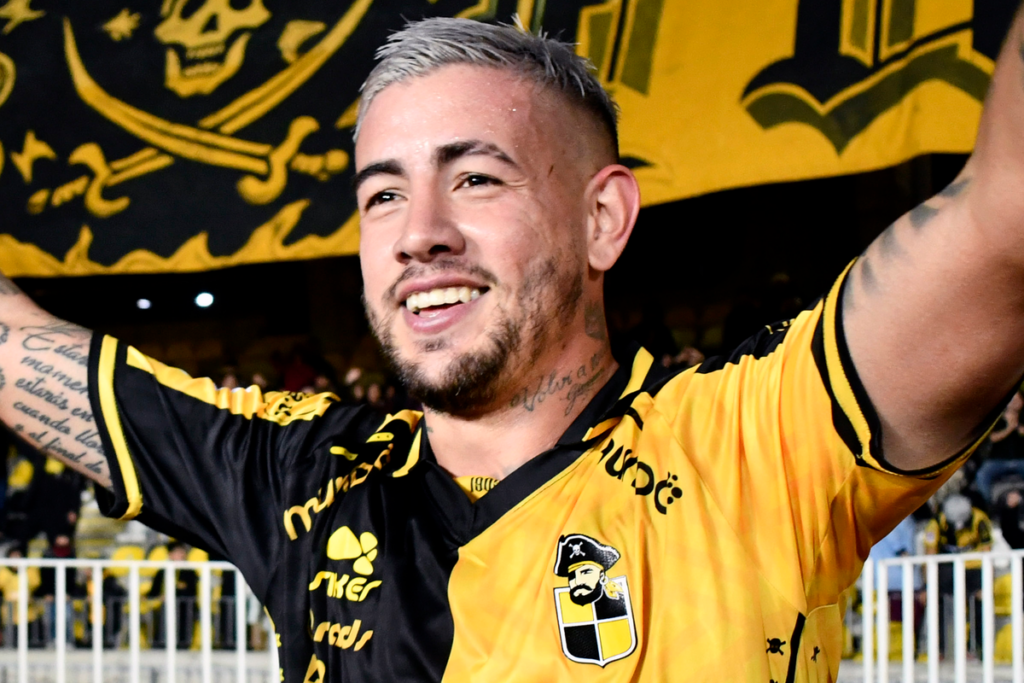 Rodrigo Holgado con cara de felicidad mientras celebra un gol con la camiseta de Coquimbo Unido durante la temporada 2023.