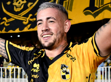 Rodrigo Holgado con cara de felicidad mientras celebra un gol con la camiseta de Coquimbo Unido durante la temporada 2023.