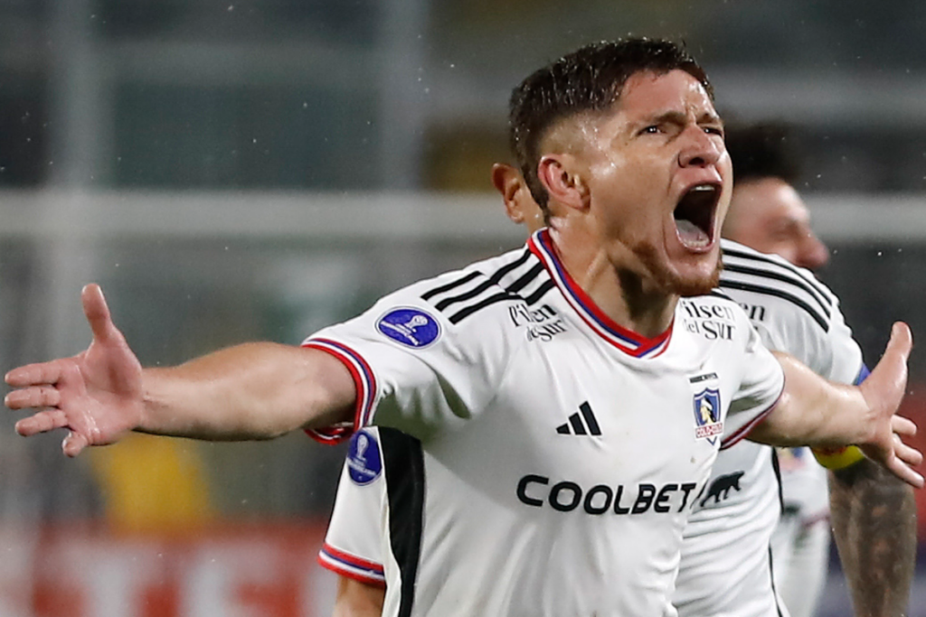 Leonardo Gil celebrando con los brazos abiertos un gol con la camiseta de Colo-Colo durante la temporada 2023.