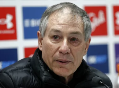 Ariel Holan con los ojos llorosos en plena conferencia de prensa para anunciar su salida como entrenador de Universidad Católica durante la temporada 2023.
