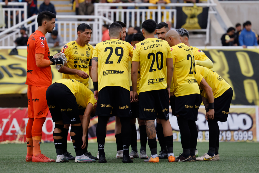 Futbolistas de San Luis de Quillotan se abrazan y arengan previo a un partido durante la temporada 2023.