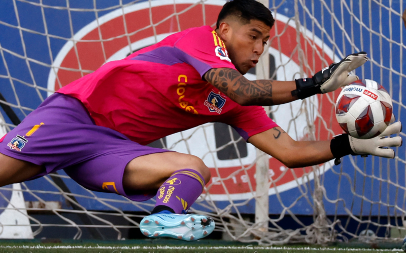 Brayan Cortés atajando un balón con la camiseta de Colo-Colo durante la temporada 2023.