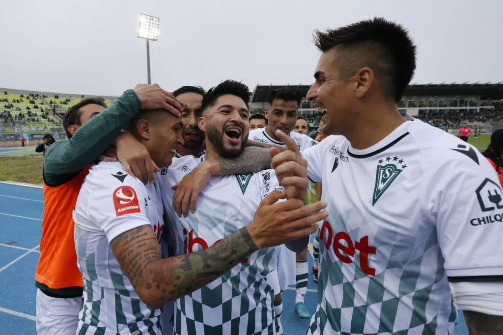 Futbolistas de Santiago Wanderers celebran un gol durante la temporada 2023.