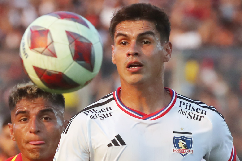 Erick Wiemberg con la mirada fija en un balón mientras defiende la camiseta de Colo-Colo durante la temporada 2023.