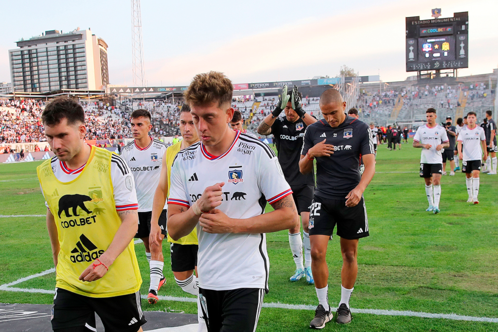 Futbolistas de Colo-Colo se retiran cabizbajos tras la derrota 0-2 ante Unión Española en la segunda rueda del Campeonato Nacional 2023.