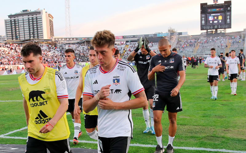 Futbolistas de Colo-Colo se retiran cabizbajos tras la derrota 0-2 ante Unión Española en la segunda rueda del Campeonato Nacional 2023.