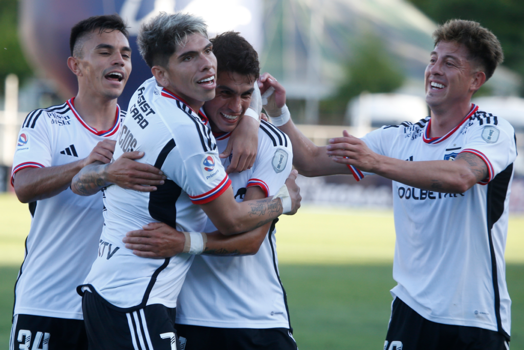 Futbolistas de Colo-Colo abrazan a Erick Wiemberg tras anotar el 1-0 definitivo ante Curicó Unido en la última fecha del Campeonato Nacional 2023.