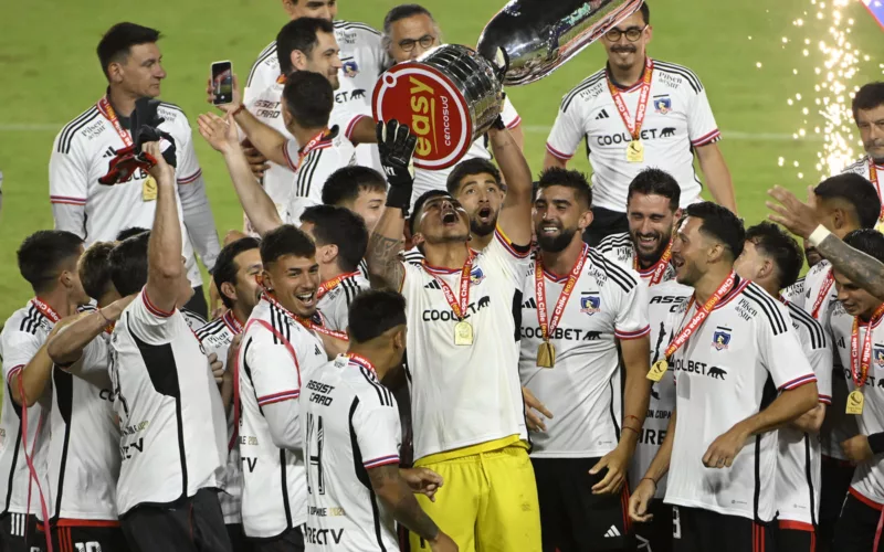 Los futbolistas de Colo-Colo celebran la obtención de la Copa Chile 2023 y Brayan Cortés levanta el trofeo de campeón.