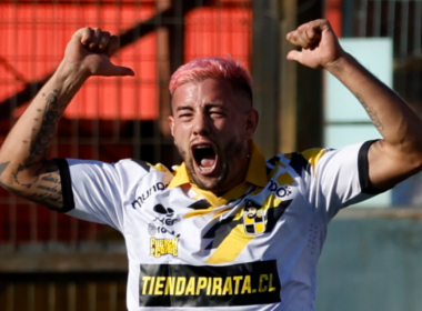 Rodrigo Holgado festejando eufórico y con las manos en alto un gol con la camiseta de Coquimbo Unido durante la temporada 2023.