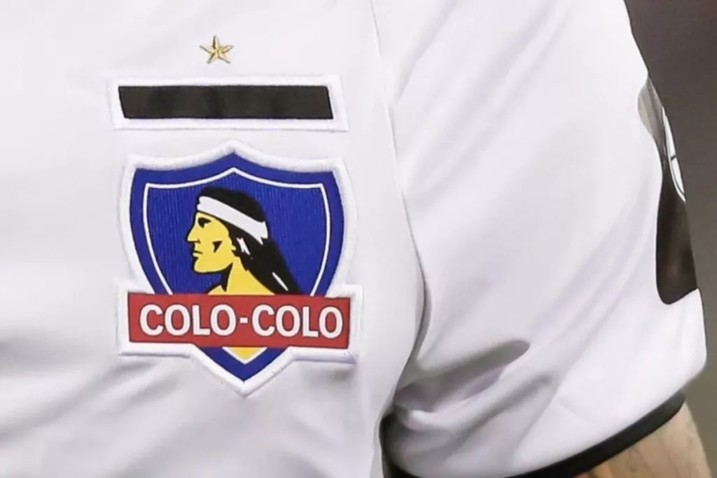 Primer plano al escudo bordado de Colo-Colo en una camiseta de hace varias temporadas.