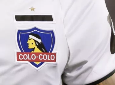 Primer plano al escudo bordado de Colo-Colo en una camiseta de hace varias temporadas.