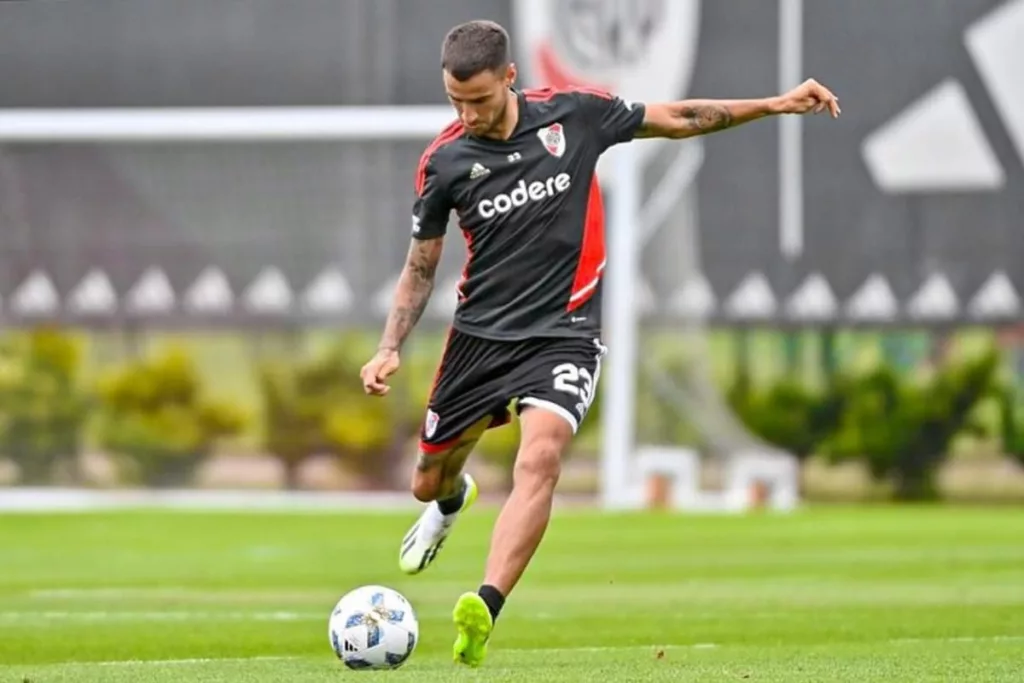 Primer plano de Emanuel Mammana durante un entrenamiento con River Plate.