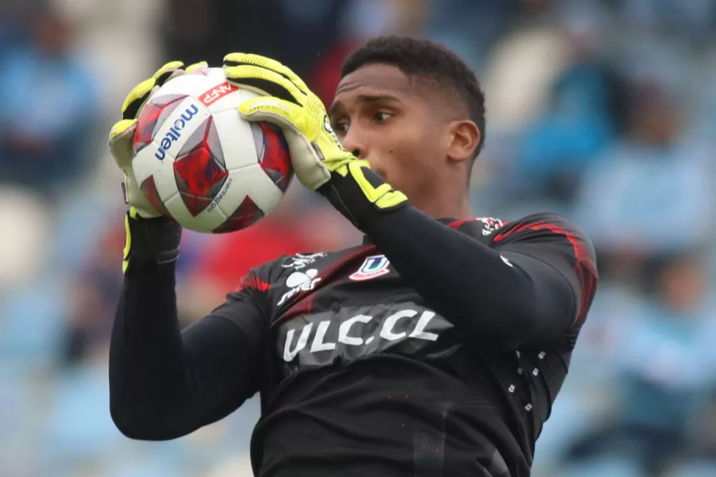 Primer plano a Omar Carabalí con la camiseta de Unión la Calera, mientras sostiene un balón.