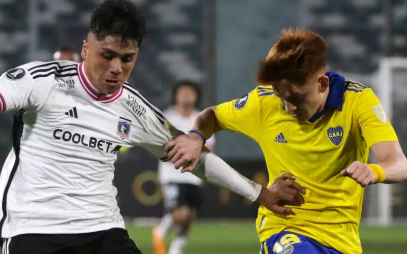 Damián Pizarro y Ezequiel Barco disputando un duelo durante el partido de Colo-Colo vs Boca Juniors por Copa Libertadores