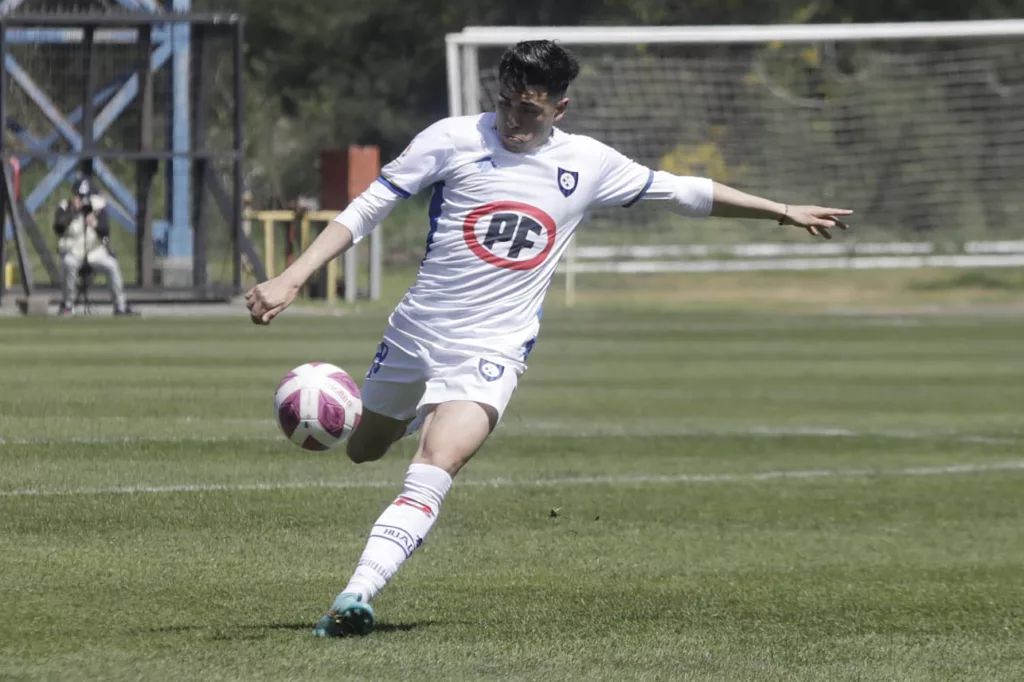 Joaquín Gutiérrez golpeando un balón en un partido de Huachipato.