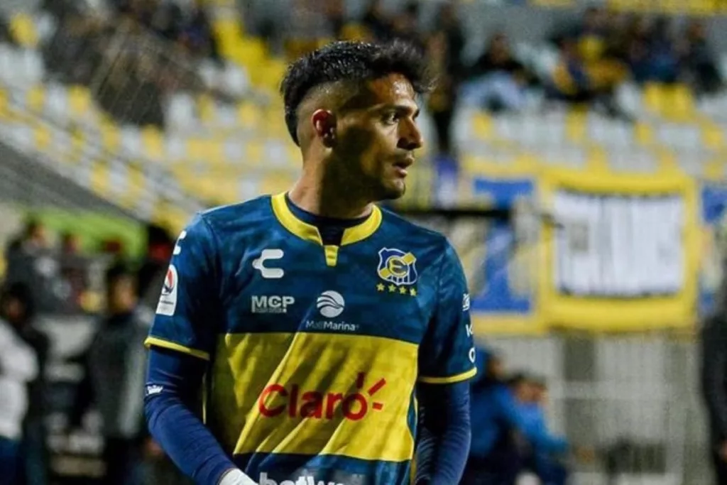 Primer plano a Felipe Campos antes de sacar un lateral con Everton de Viña del Mar.