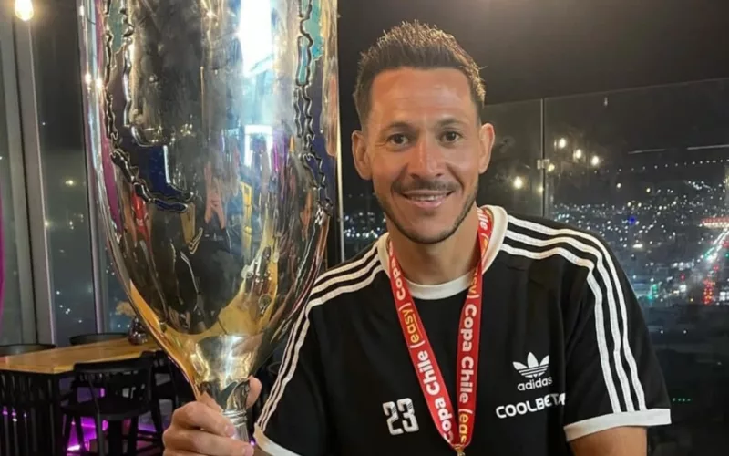 Primer plano a Ramiro González sonriendo con el trofeo de Copa Chile 2023.