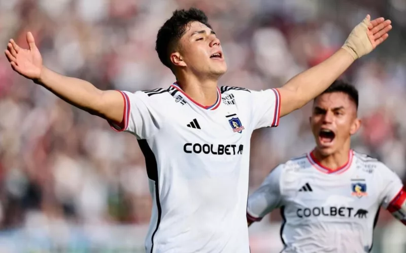 Primer plano a Damián Pizarro celebrando un gol en el Estadio Monumental.