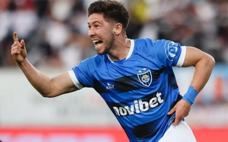 Primer plano a Felipe Loyola celebrando un gol con la camiseta de Huachipato en el Estadio Monumental.