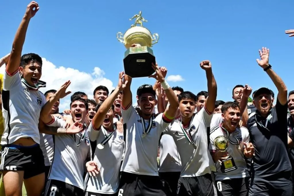 Plantel de Colo-Colo Proyección celebrando la obtención de la Copa Xerém en Brasil