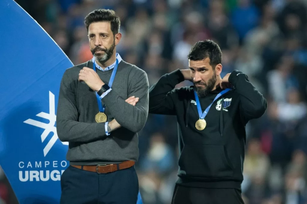 Jorge Bava y Mauricio Victorino durante la premiación donde Liverpool se proclamó campeón