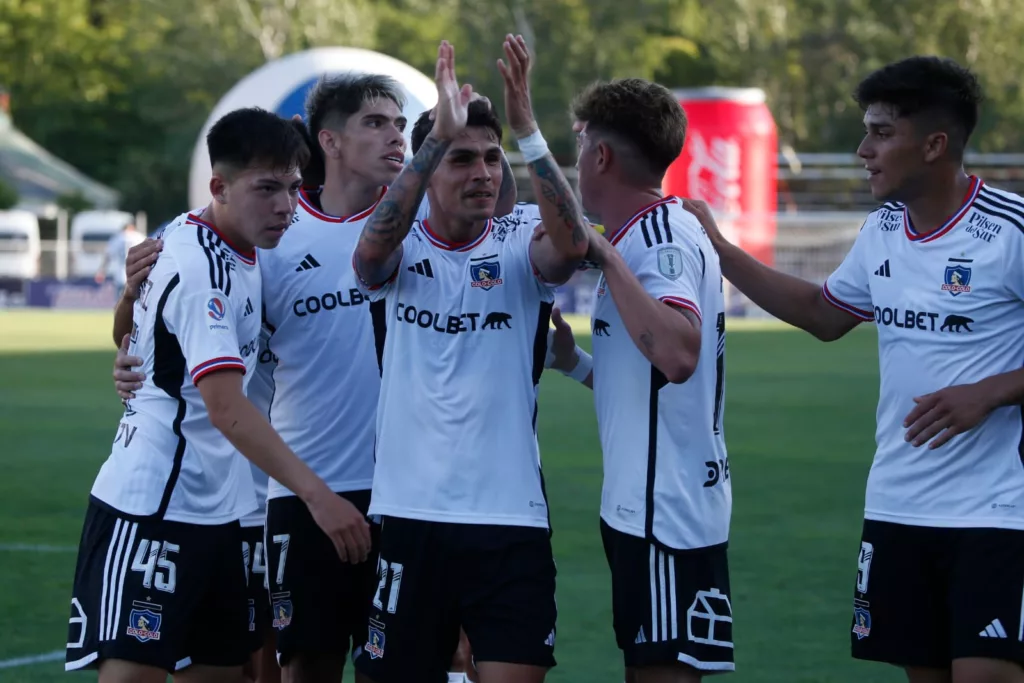 Leandro Hernánde, Carlos Palacios, Erick Wiemberg, Pablo Parra y Damián Pizarro celebrando un gol en el partido de Colo-Colo vs Curicó Unido.