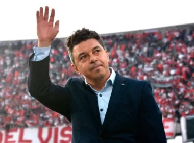 Primer plano a Marcelo Gallardo saludando a la hinchada de River Plate