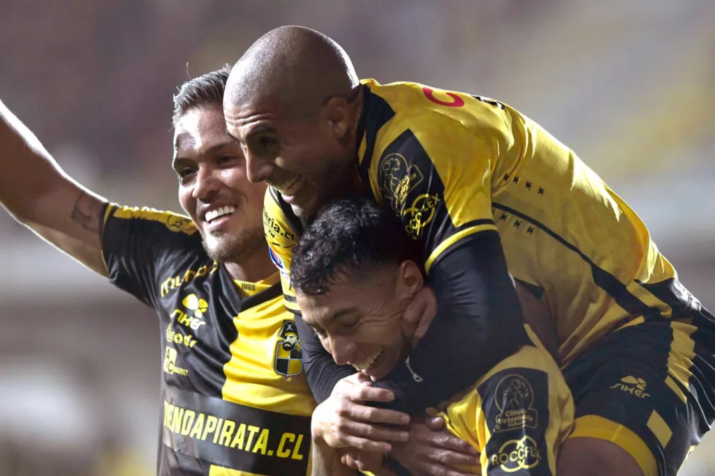 Futbolistas de Coquimbo Unido celebrando un gol en el Estadio Francisco Sánchez Rumoroso.