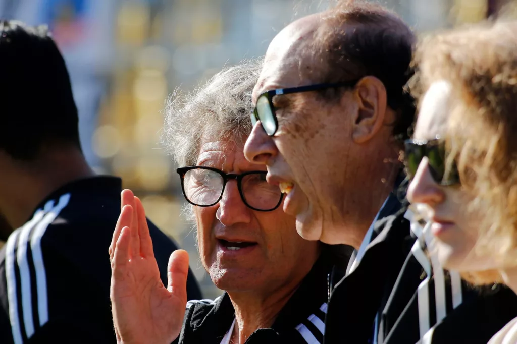 Primer plano a Daniel Morón y Alfredo Stöhwing viendo un partido de Colo-Colo en el Estadio Sausalito.