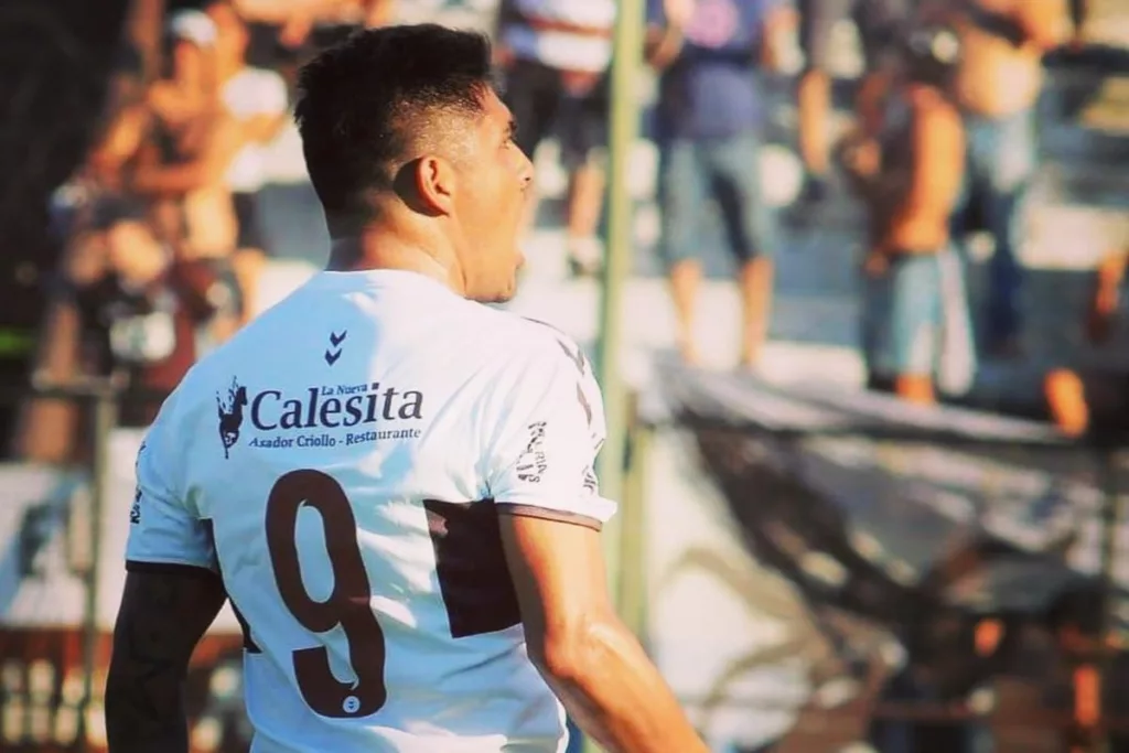 Cristian Tarragona celebrando un gol con la camiseta de Platense.