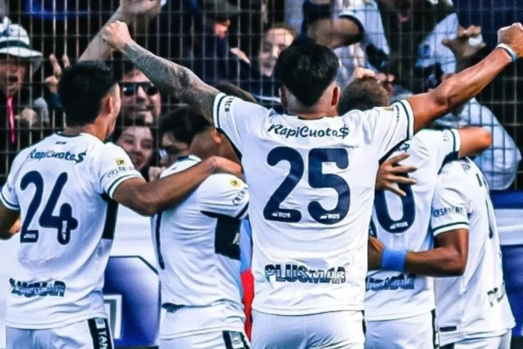 Jugadores de Gimnasia y Esgrima de La Plata celebrando un gol