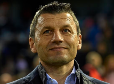 Primer plano al rostro sonriente de Miroslav Djukic, entrenador y ex futbolista profesional.