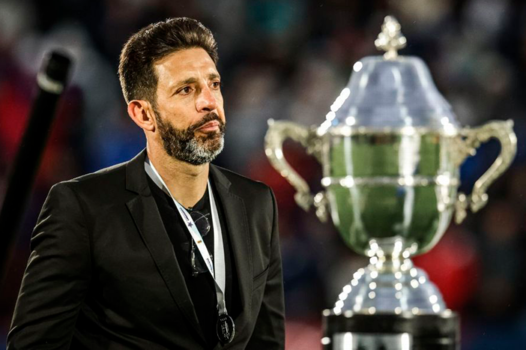 Jorge Bava junto a un trofeo que obtuvo en su rol como entrenador en el fútbol uruguayo.