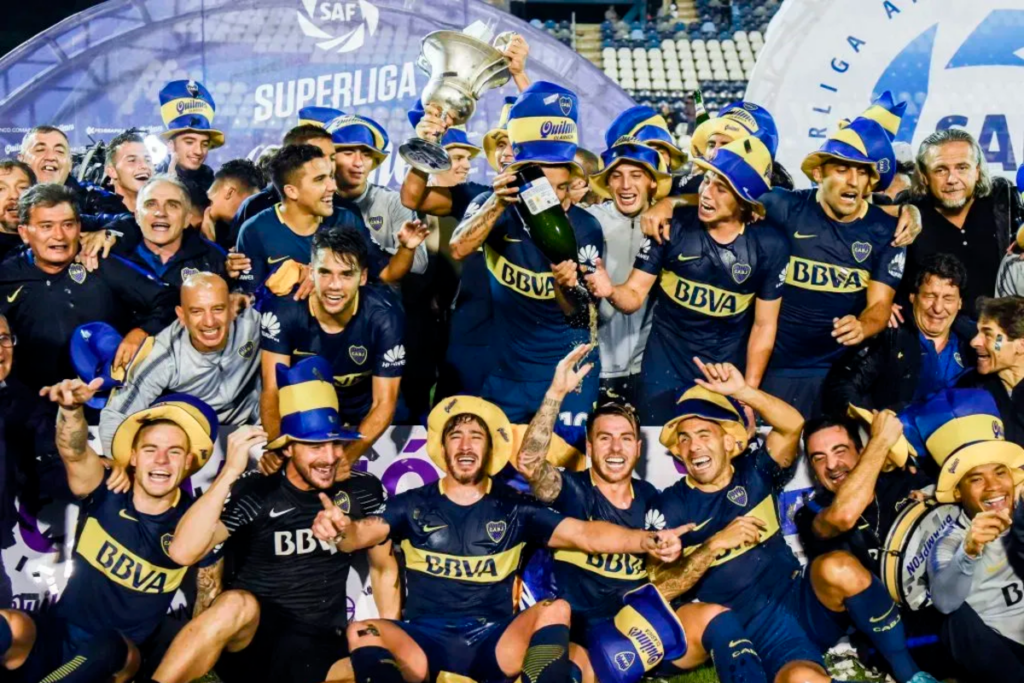 Futbolistas de Boca Juniors celebran y alzan el trofeo de la Liga Argentina tras ganar el título de la temporada 2017/18.