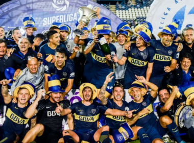 Futbolistas de Boca Juniors celebran y alzan el trofeo de la Liga Argentina tras ganar el título de la temporada 2017/18.