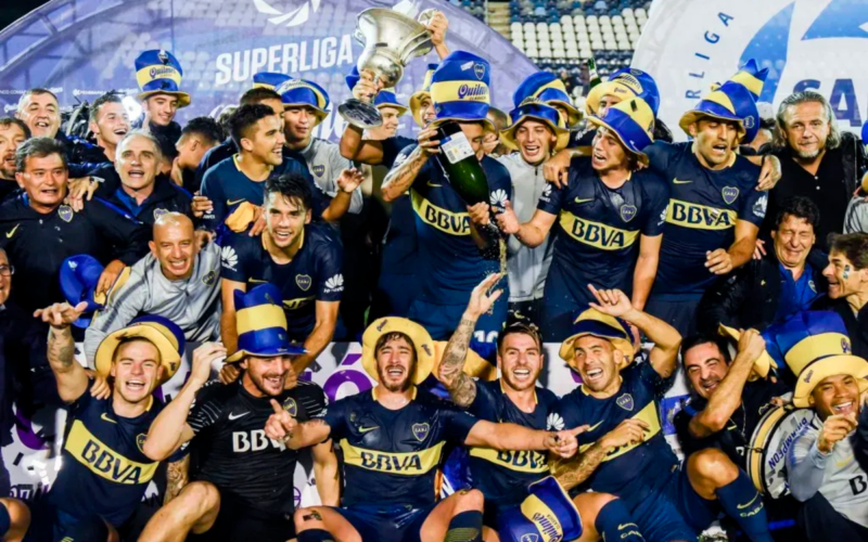 Futbolistas de Boca Juniors celebran y alzan el trofeo de la Liga Argentina tras ganar el título de la temporada 2017/18.