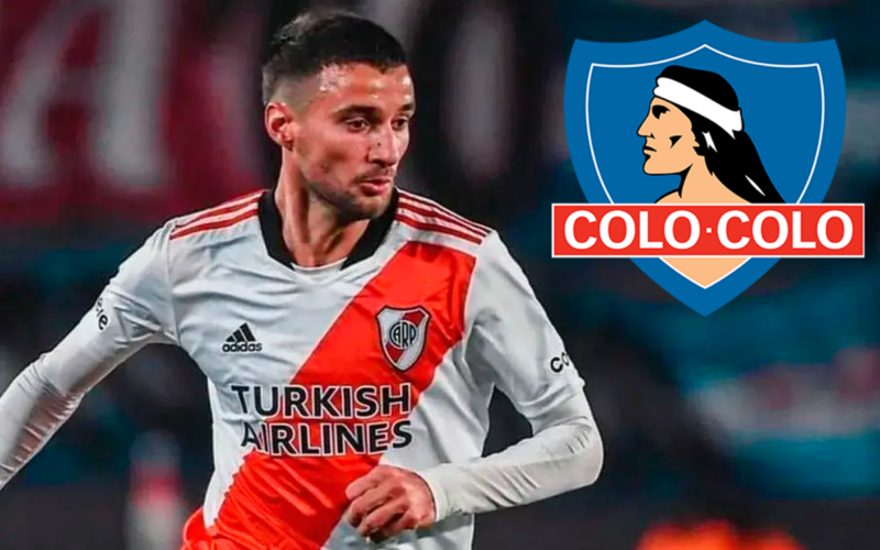 Emanuel Mammana en pleno partido con la camiseta de River Plate durante la temporada 2023, mientras que al lado derecho de la fotografía está incrustado el logo de Colo-Colo