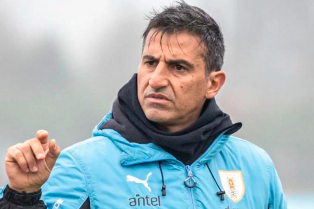 Marcelo Broli en su calidad de director técnico de la Sub 20 de Uruguay reparte una instrucción.