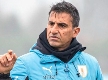 Marcelo Broli en su calidad de director técnico de la Sub 20 de Uruguay reparte una instrucción.