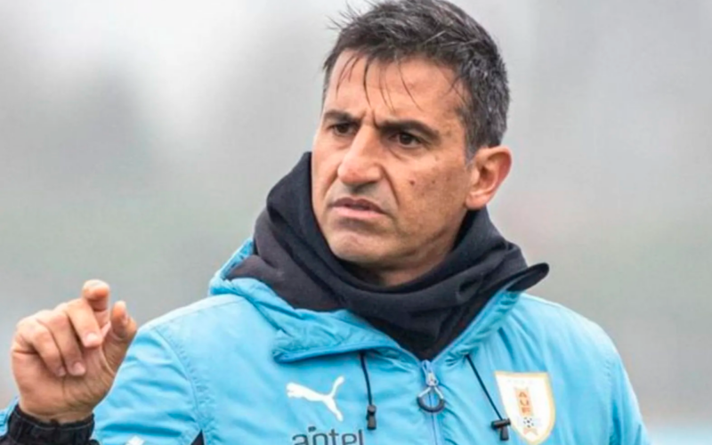 Marcelo Broli en su calidad de director técnico de la Sub 20 de Uruguay reparte una instrucción.