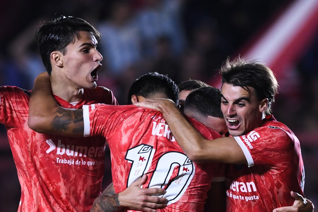 Futbolistas de Argentinos Juniors se abrazan y celebran un gol durante la temporada 2023.